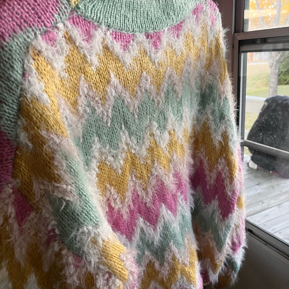 &Merci Vibrant Chevron Pattern Cropped Sweater - image 4